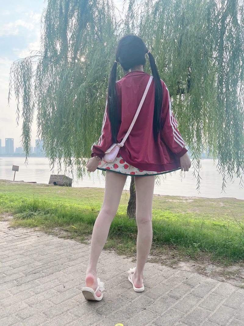 德田和扎双马尾女生_活力青春的时尚符号