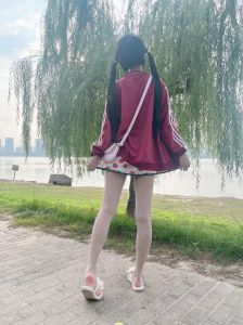 德田和扎双马尾女生_活力青春的时尚符号