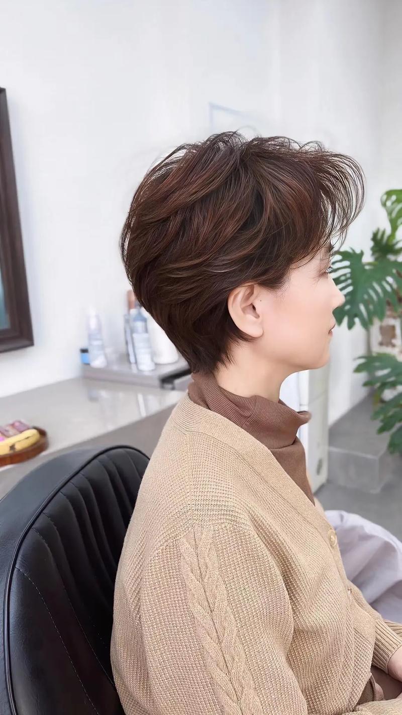 短烫发发型40-50岁_40-50岁女性减龄烫发推荐 短烫发发型40-50岁_40-50岁女性减龄烫发推荐
