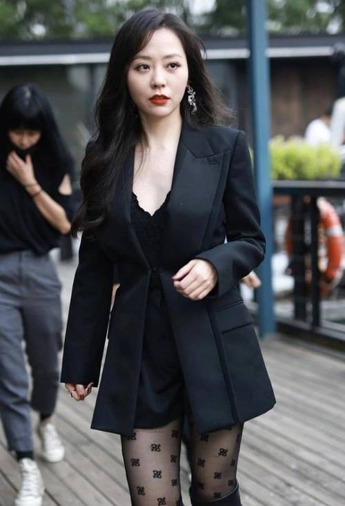 40岁女人穿黑色好看吗_显瘦减龄，自信风格