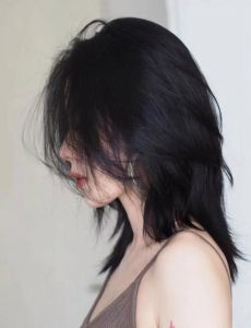 黑色齐肩发型图片女_减龄显嫩修饰脸，打理简单百搭