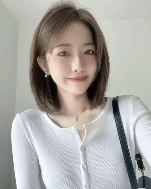 最新瓜子脸发型女_大卷中分扎发等发型显脸小