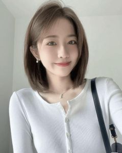 最新瓜子脸发型女_大卷中分扎发等发型显脸小