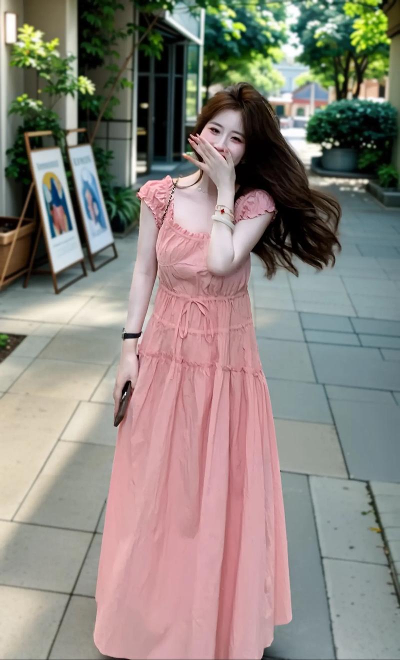 粉色连衣裙外套搭配图_粉色连衣裙搭外套显时尚，白灰中和，黑绿对比，职场约会街头选对！