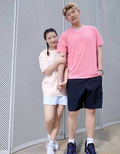 高颜值大学生情侣双马尾辫_齐刘海双马尾，百变造型超好看！