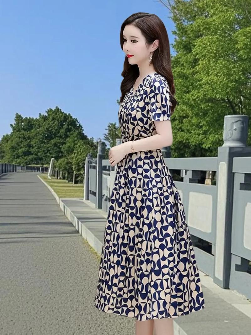 适合四十岁女人碎花连衣裙_中年穿碎花裙，米白莫兰迪色系显白高级