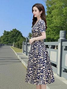 适合四十岁女人碎花连衣裙_中年穿碎花裙，米白莫兰迪色系显白高级