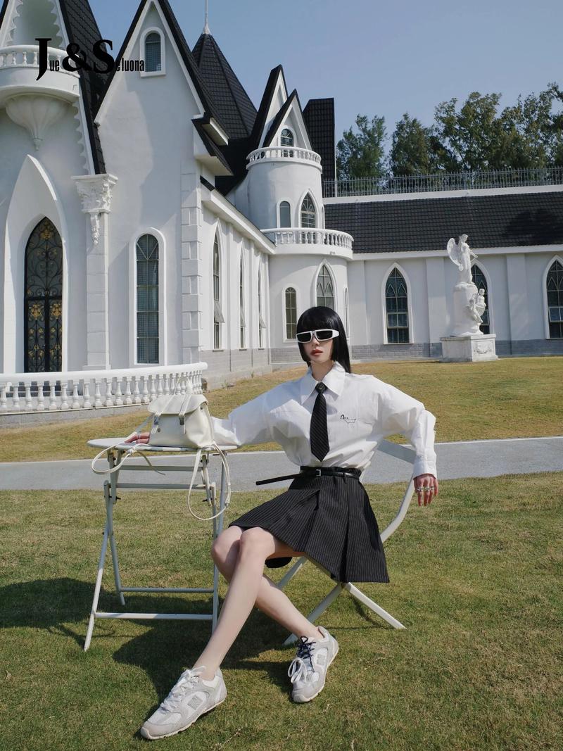 白衬衫百褶裙_白衬衫搭百褶裙，气质又百搭！