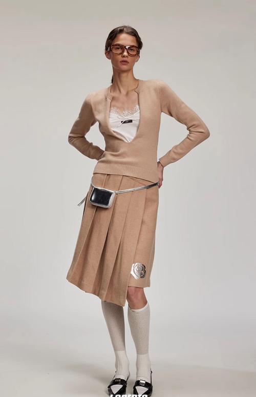 驼色百褶裙搭配图片_显瘦百搭,秋冬时尚必备 驼色百褶裙搭配图片_显瘦百搭,秋冬时尚必备