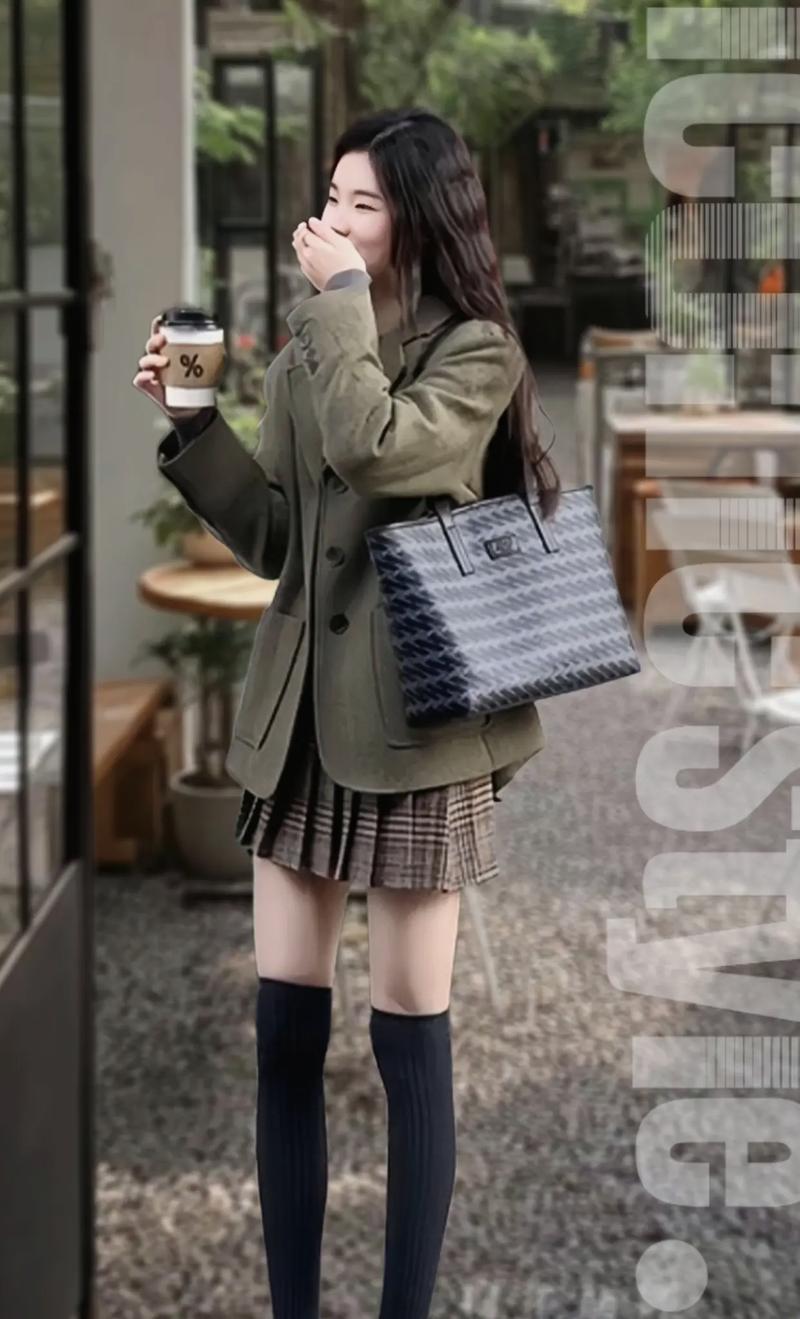格子百褶裙搭配技巧，穿出个性时尚