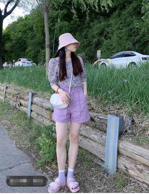 绿碎花上衣下身配什么_绿色碎花上衣 夏季百搭穿搭技巧 绿碎花上衣下身配什么_绿色碎花上衣 夏季百搭穿搭技巧