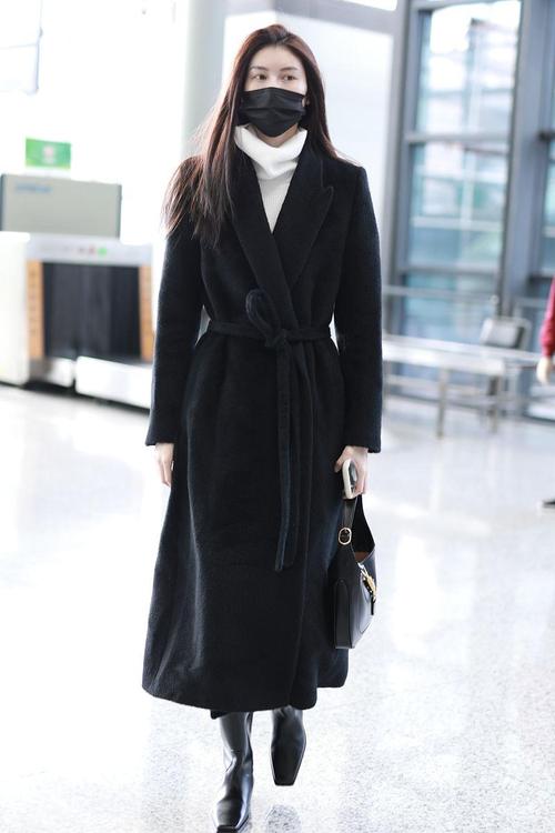 女款黑色大衣搭配图片_黑色大衣新穿法,时髦不沉闷! 女款黑色大衣搭配图片_黑色大衣新穿法,时髦不沉闷!