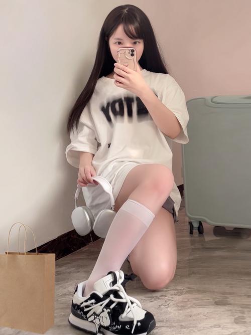 适合百褶裙的鞋子图片_百褶裙配鞋,风格多变显气质 适合百褶裙的鞋子图片_百褶裙配鞋,风格多变显气质