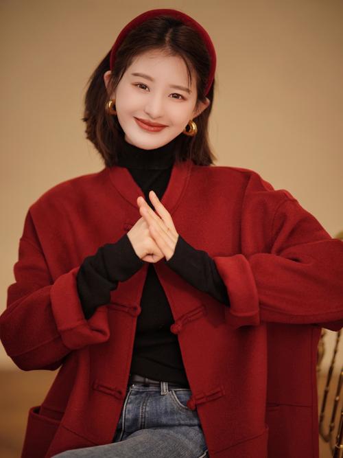 大红色短外套配什么内搭_红色短外套搭配，通勤休闲都好看