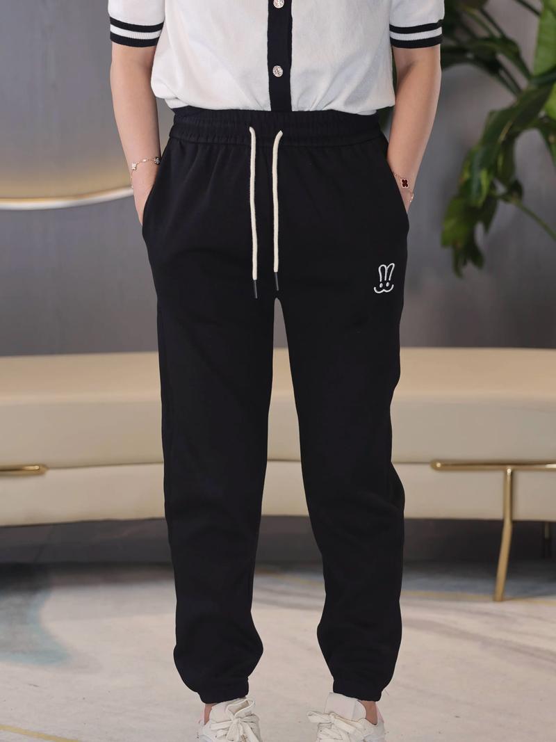 黑运动裤最忌三种颜色_白灰百搭，彩色条纹添个性