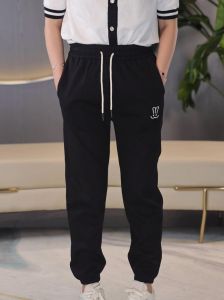 黑运动裤最忌三种颜色_白灰百搭，彩色条纹添个性