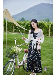 波点吊带裙搭配什么上衣_波点吊带裙 夏日百搭，风格多变！