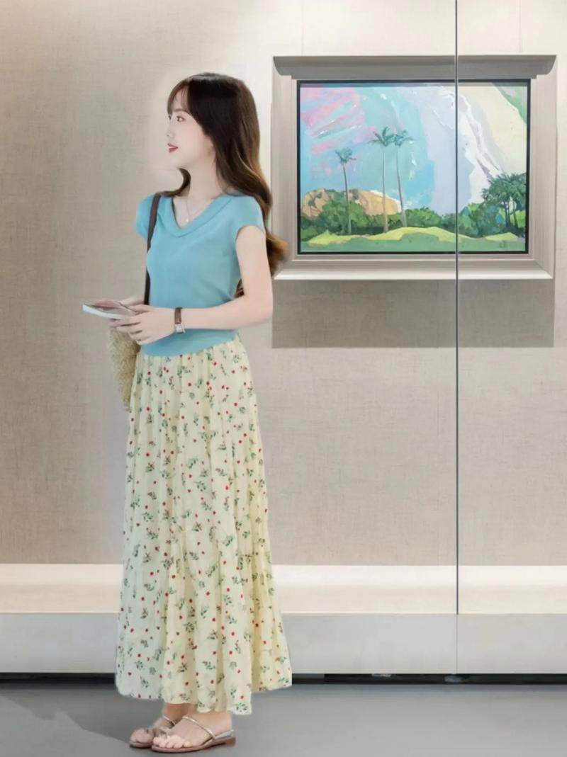浅色碎花半身裙配什么上衣_夏日碎花裙搭配，色彩和谐显品味