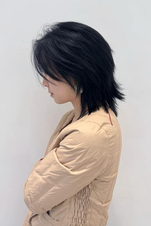 正三角脸最忌三种发型_避开直发刘海，选蓬松卷发扬长避短