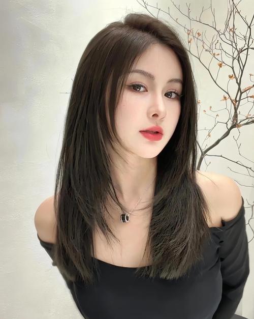 长瓜子脸最佳发型图_瓜子脸侧分刘海，显脸小显气质