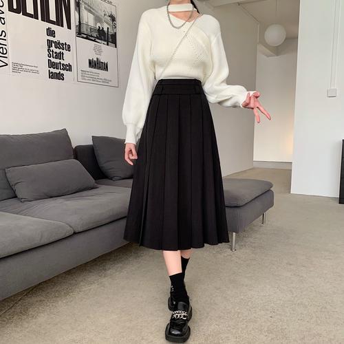 45岁黑色百褶裙搭配_黑色百褶裙百搭，梅婷示范多风格穿搭