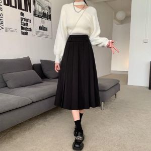 45岁黑色百褶裙搭配_黑色百褶裙百搭,梅婷示范多风格穿搭