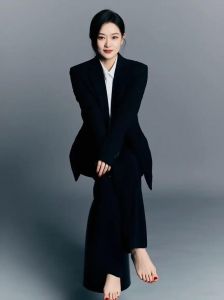 40岁女人黑色西装搭配_黑色西装显高级！40岁女性百搭时尚穿搭