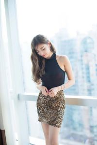 蕾丝短上衣配紧身包臀裙_蕾丝上衣配包臀裙，自信又好看！