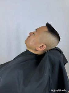 扁平头最忌三个发型_扁头女生避低马尾，试蓬松丸子头显饱满