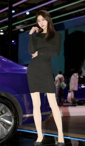 肉色丝袜配黑丝包臀裙_黑色包臀裙搭丝袜高跟鞋显性感精致