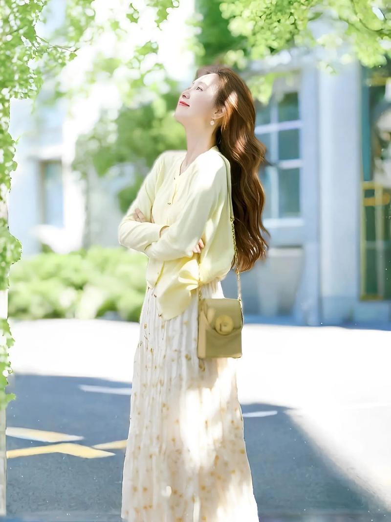 黄色裙子配什么外套_黄色裙子配外套，穿出你的时尚范儿！