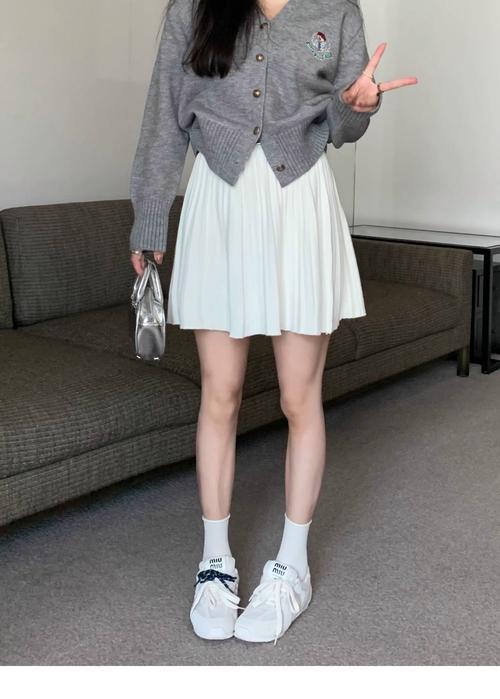 适合百褶裙的鞋子图片_百褶裙配鞋,风格多变显气质 适合百褶裙的鞋子图片_百褶裙配鞋,风格多变显气质