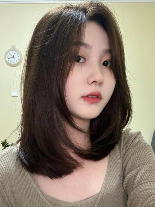 女发型图片中长发_中长发发型推荐，百搭甜美，气质满分！