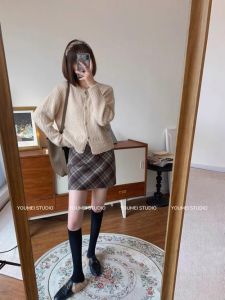 毛呢包臀裙配什么上衣_百搭保暖显气质