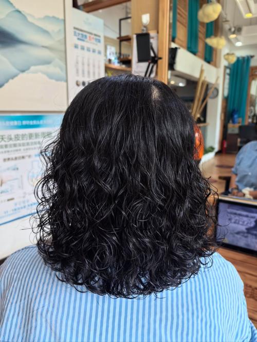 中发烫发发型图片女_中长发大卷发，气质柔美显女人味