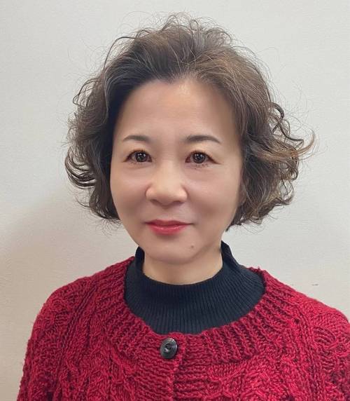 中老年烫发发型图片女_中老年女性短卷发型，优雅活力，轻松打理显精致