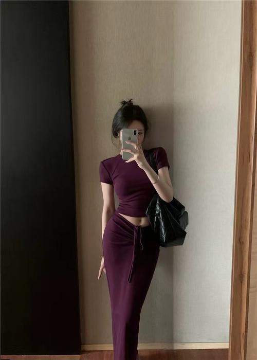 紫色t恤搭配黑色包臀裙_紫色上衣搭出多样时尚感! 紫色t恤搭配黑色包臀裙_紫色上衣搭出多样时尚感!