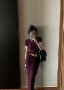 紫色t恤搭配黑色包臀裙_紫色上衣搭出多样时尚感!