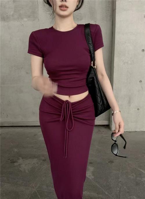 紫色t恤配黑色包臀裙_紫色T恤配黑裙,优雅又性感! 紫色t恤配黑色包臀裙_紫色T恤配黑裙,优雅又性感!