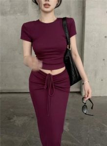 紫色t恤配黑色包臀裙_紫色T恤配黑裙,优雅又性感!