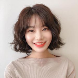 女生中短发烫发发型_烫发显年轻？卷发造型显脸小！