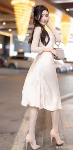 米白色缎面裙搭配什么上衣_优雅百搭，时尚必备