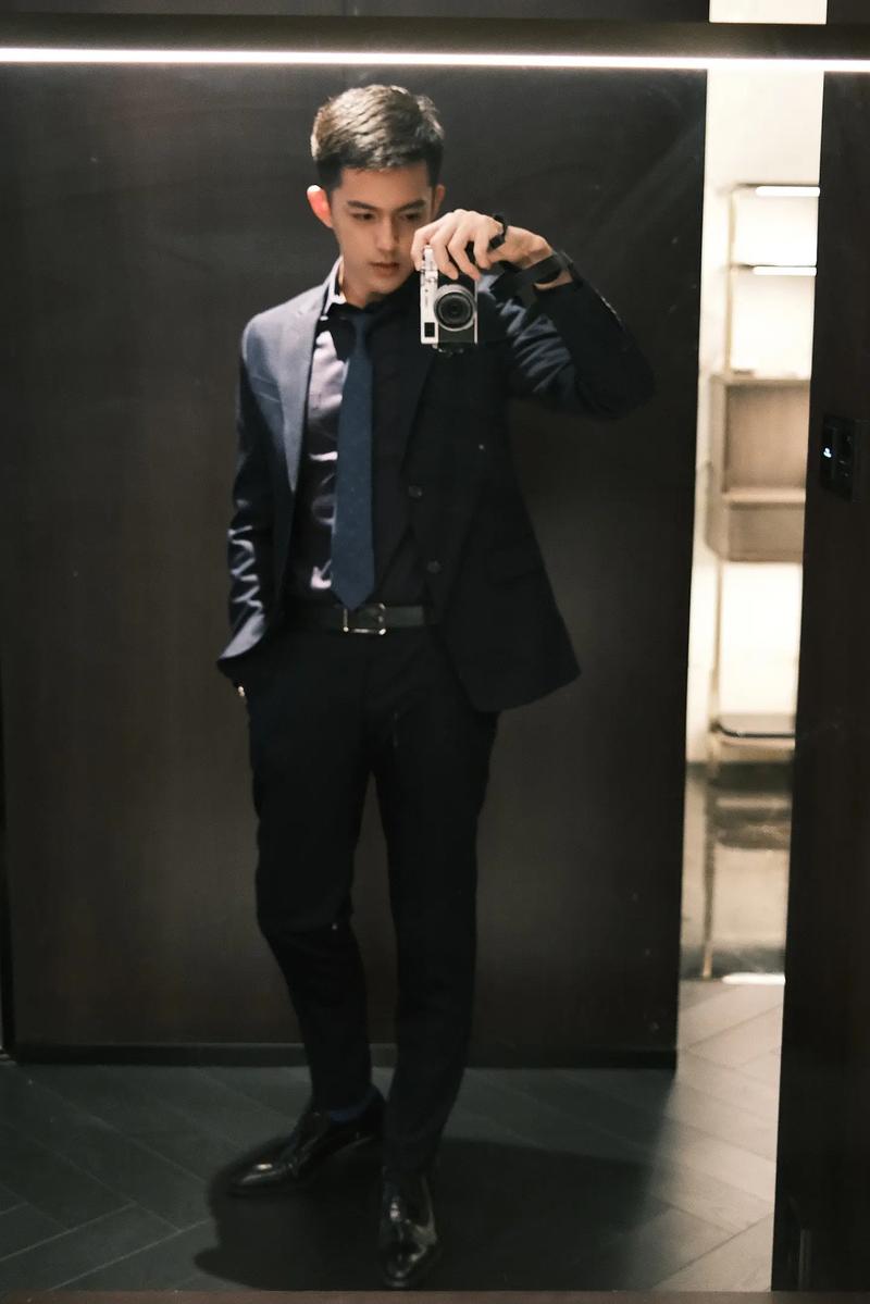 藏青色西服配黑色衬衫图片_藏青西服春季百搭，职场时尚利器！