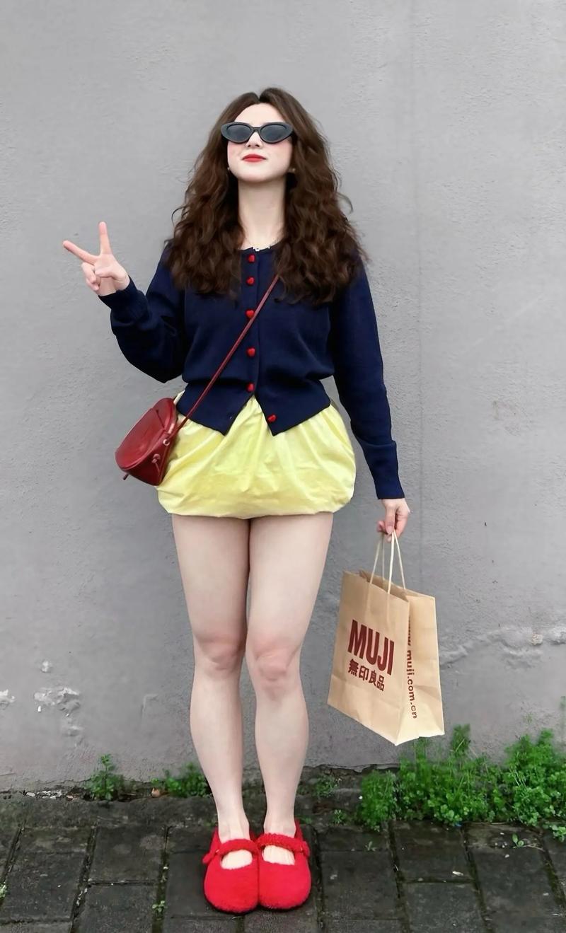 女人腿粗穿衣搭配图片_宽松长裤显腿长，自信出高级感！