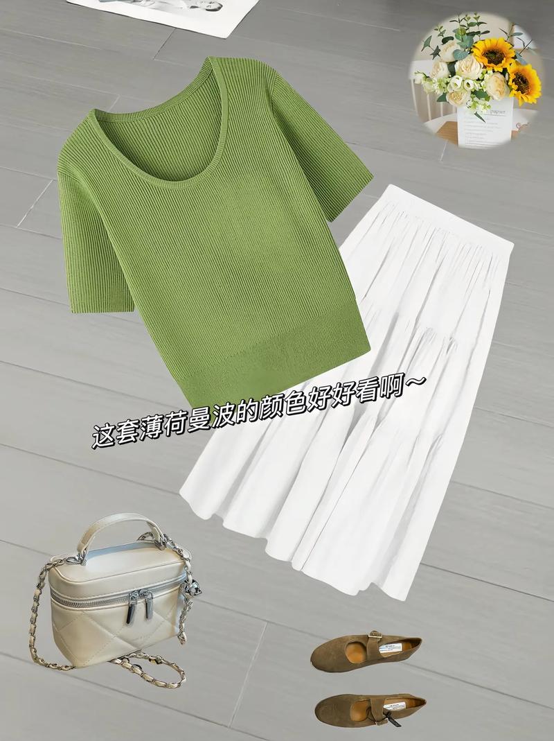 米白色裙子配绿色上衣搭吗_米白半身裙百搭时尚，搭配多样上衣显气质