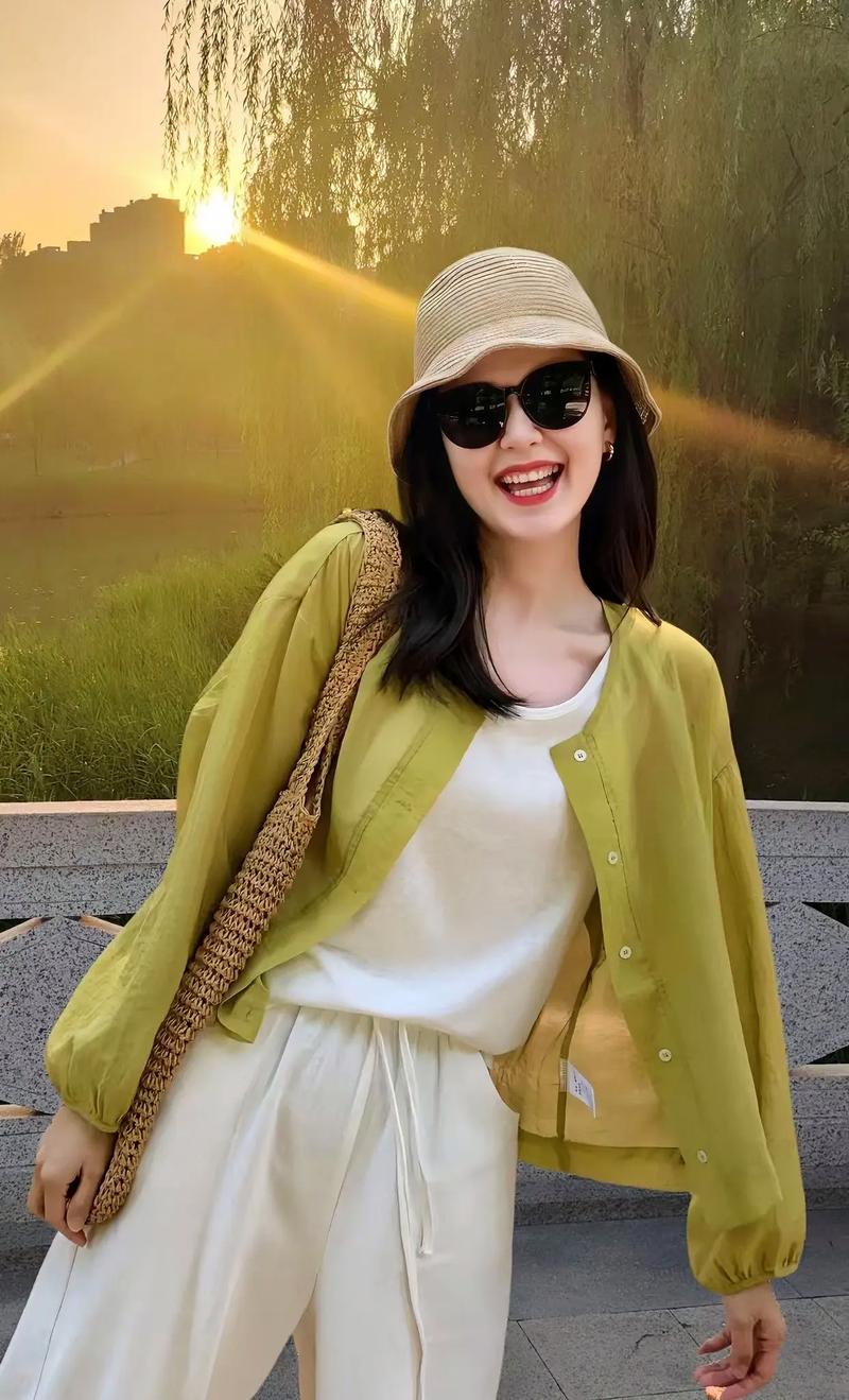 黄色衬衣白色裤子什么颜色鞋子_黄上衣配白裤子，浅色鞋更搭，显活力时尚