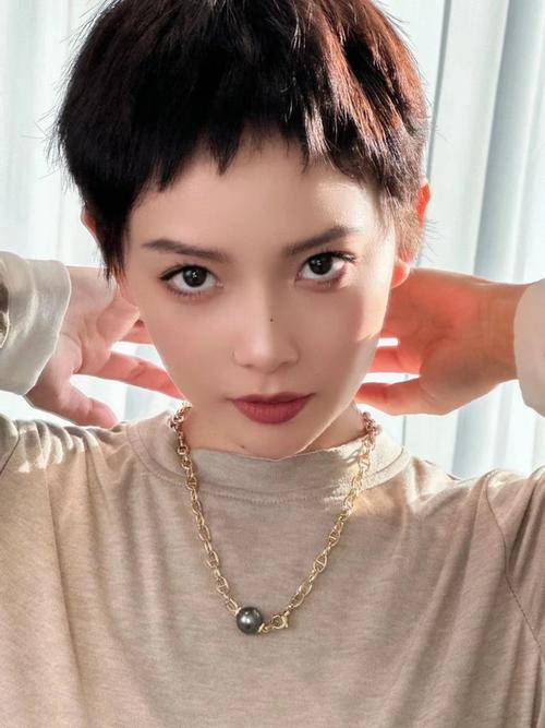 不烫不染短发发型_飒酷气质少年感，不烫不染，各具特色！