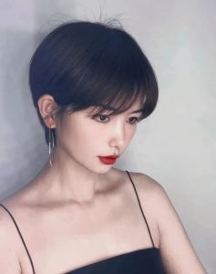 倒瓜子脸发型_齐刘海蓬松短发显脸小