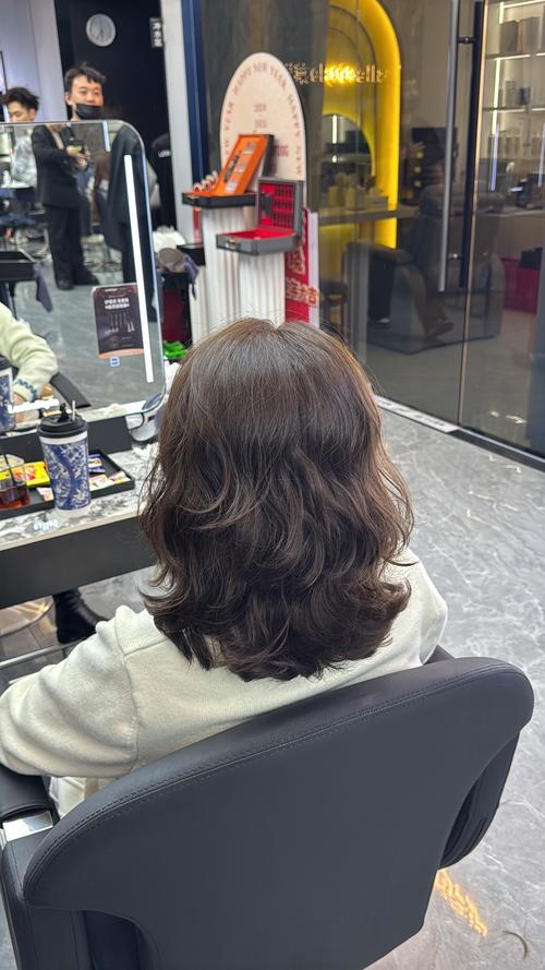 卷发发型中长发_减龄显气质，时尚潮流选