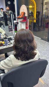 卷发发型中长发_减龄显气质，时尚潮流选